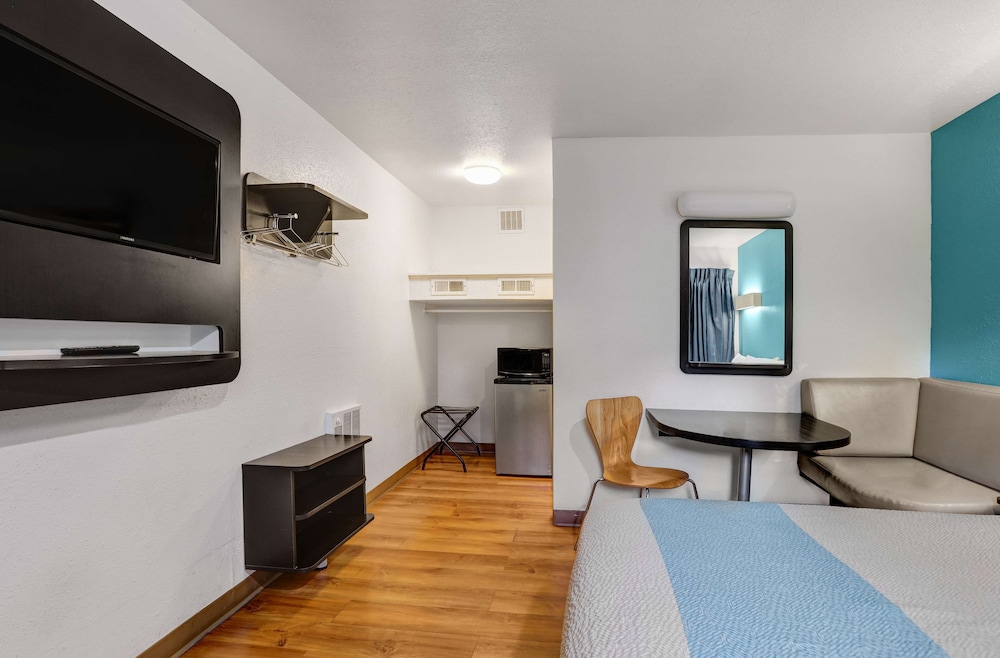 Standard Room, 1 King Bed, Non Smoking photo 3