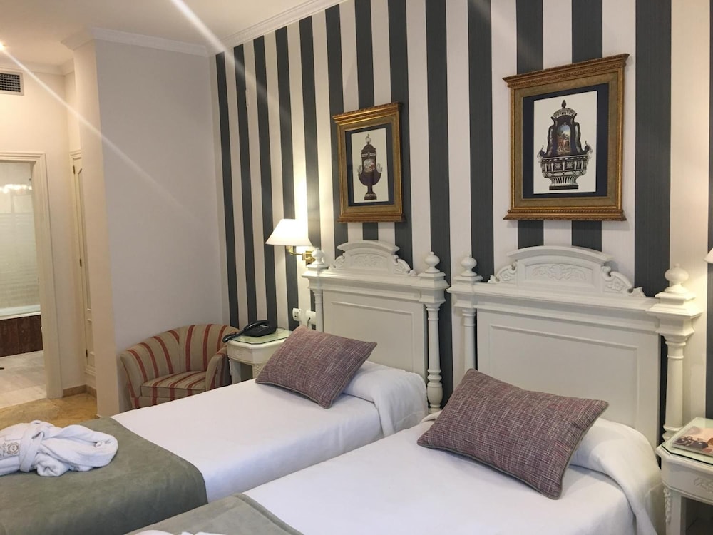 Standard Twin Room - Photo 23