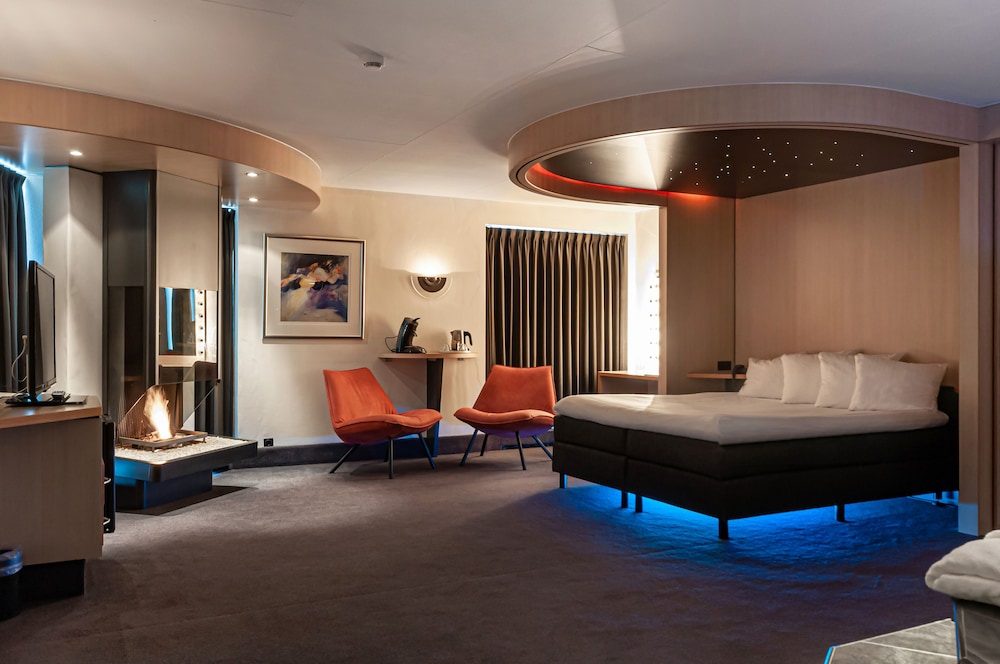 Luxury Suite, 1 King Bed, Hot Tub photo 2