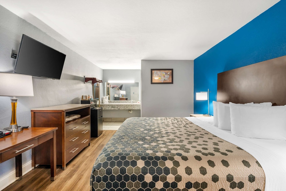 Standard Room, 1 King Bed, Non Smoking - Photo 3