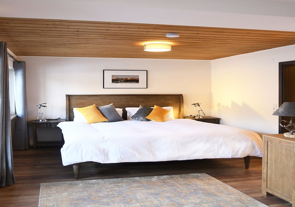 Deluxe Studio Suite, 1 King Bed With Sofa Bed, Non Smoking, Mountain View