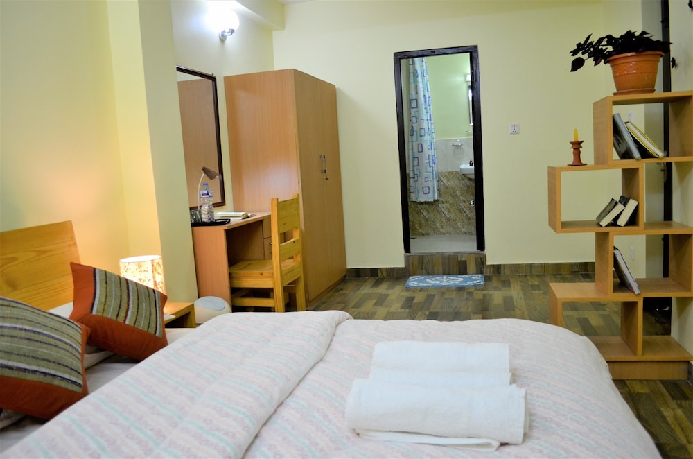 Deluxe Room, 1 Queen Bed photo 2