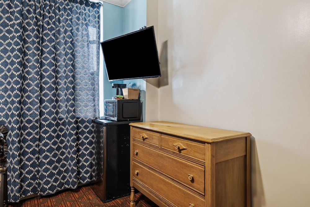 Room, 1 Queen Bed, Accessible - Photo 3