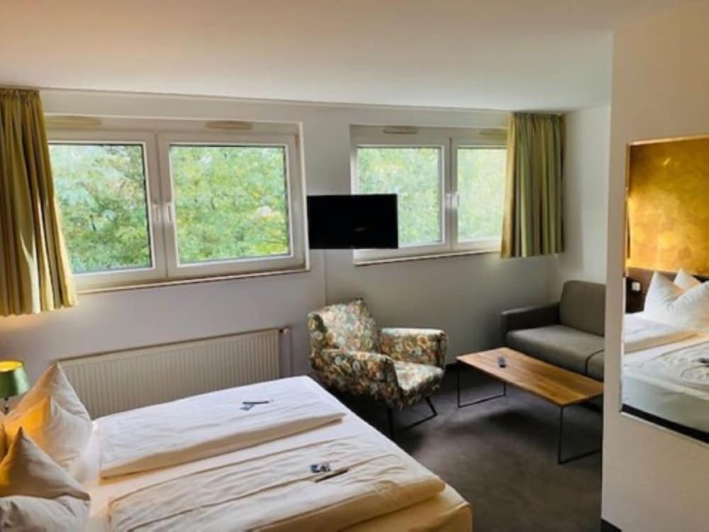 Business Studio Suite, 1 King Bed with Sofa bed - Photo 3
