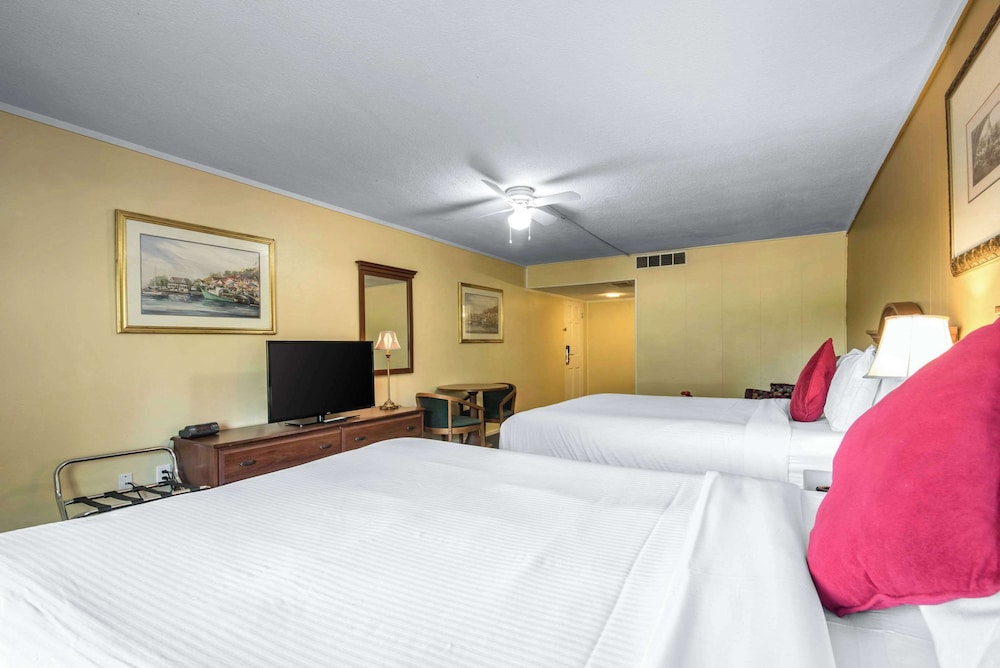 Suite, Multiple Beds, Non Smoking photo 3