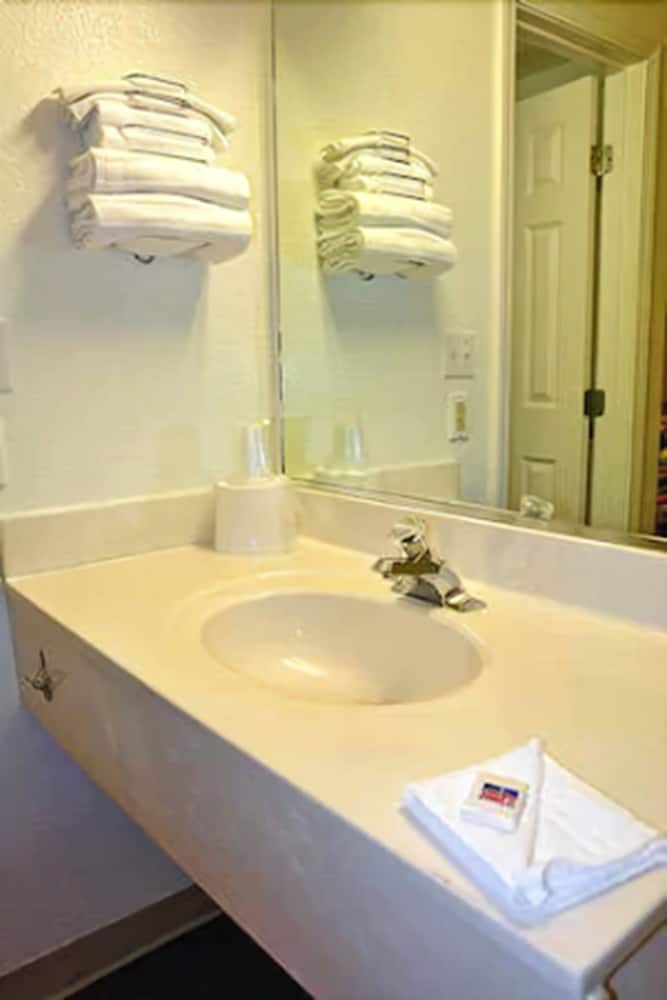 Standard Room, 2 Double Beds, Non Smoking, Refrigerator & Microwave - Photo 4