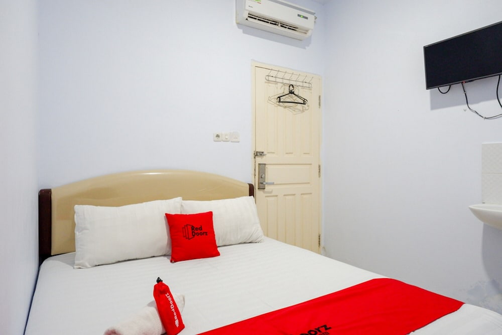 Deluxe Double Room (RedDoorz)