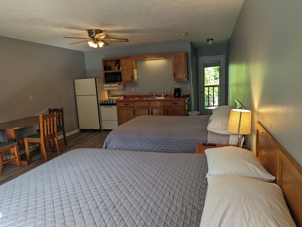 Lodge 2 Queen Beds with Kitchen photo 2