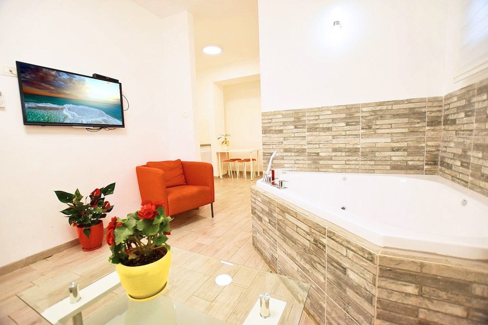 Luxury Suite, 1 Bedroom, 1 Living Room, Jetted Tub (Nurit) photo 2