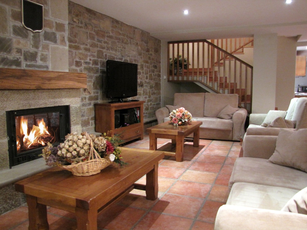 Traditional House, Multiple Bedrooms photo 3