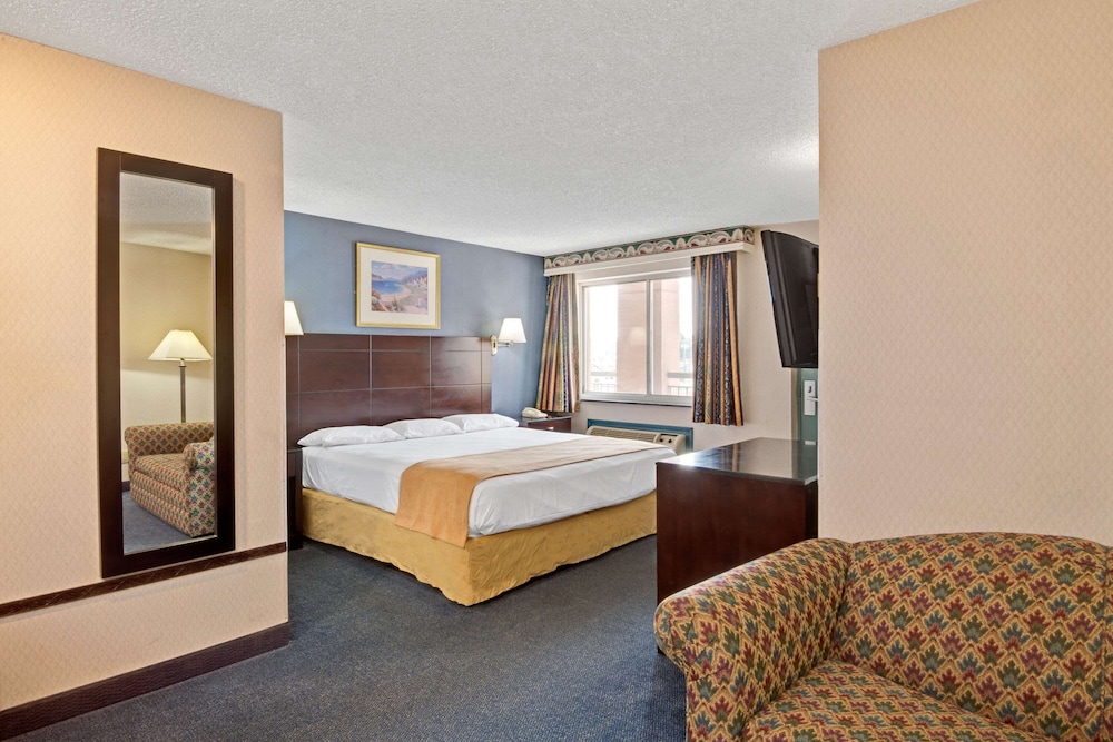 Standard Room, 1 King Bed - Photo 1