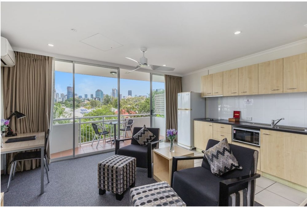 Deluxe Studio, 1 King Bed, City View