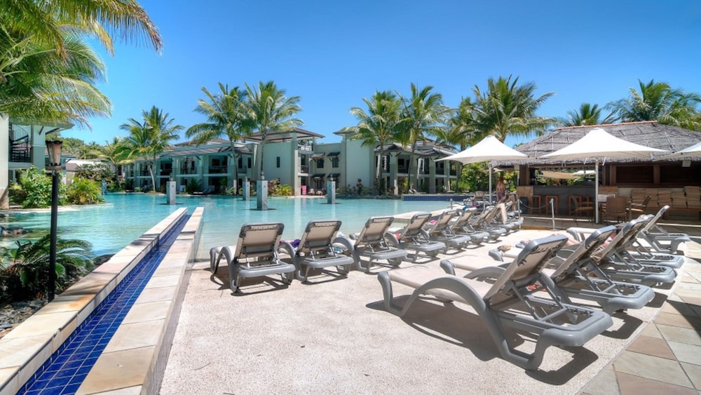 Luxury Studio Suite, 1 King Bed, Balcony, Lagoon View photo 2