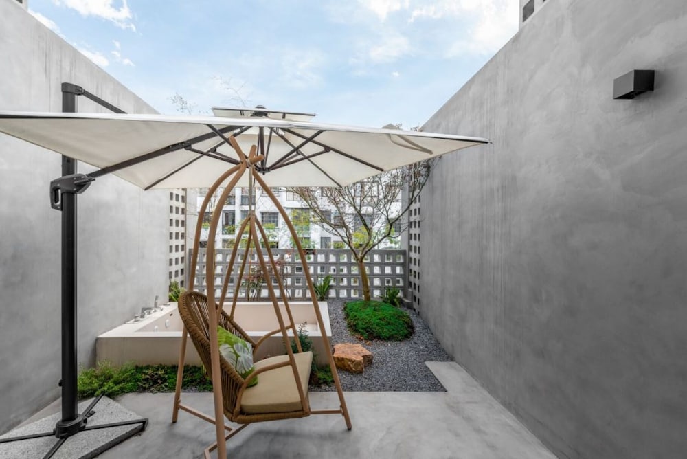 Luxury Suite, 3 Bedrooms, Refrigerator, Courtyard View