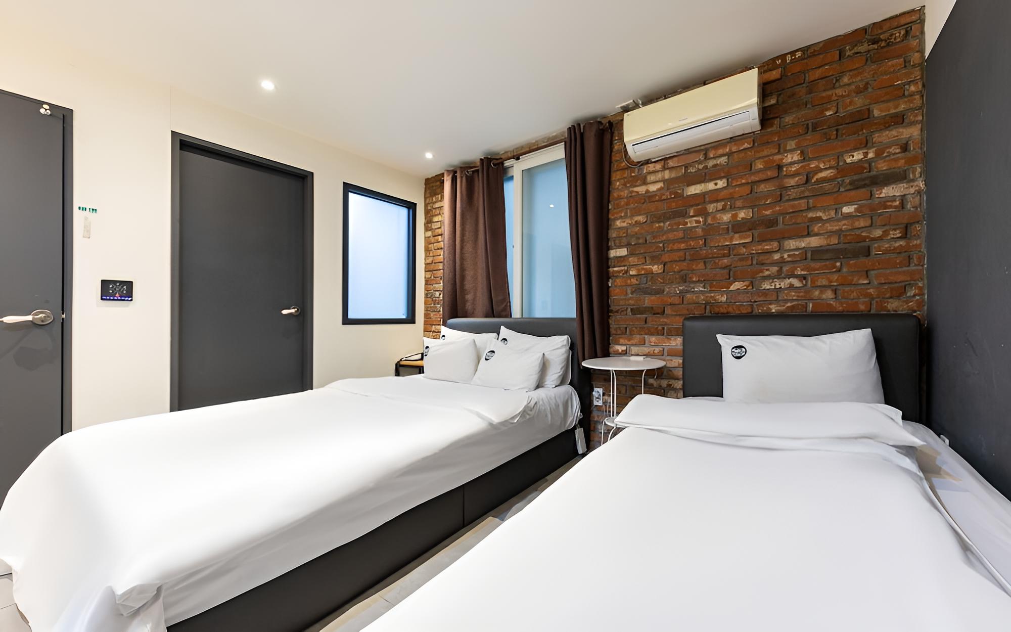 Room (Business Twin (Netflix available)) - Photo 2
