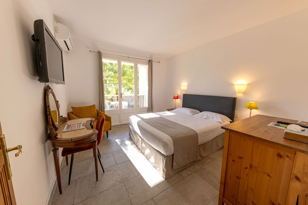 Standard Room, 1 Queen Bed, Accessible, Ground Floor (Walk-in Shower) photo 2