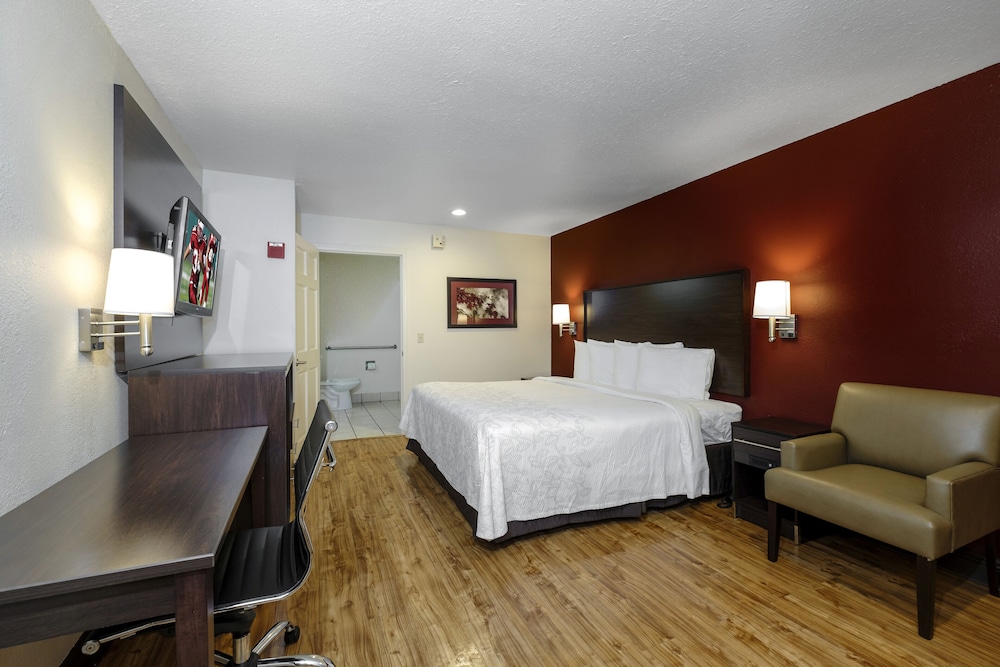 Superior Room, 1 King Bed (Roll-In Shower, Smoke Free) - Photo 1