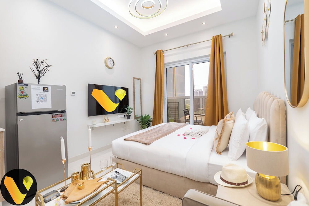 Luxury Studio, Balcony, Lake View photo 1