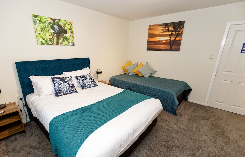 Economy Triple Room photo 3