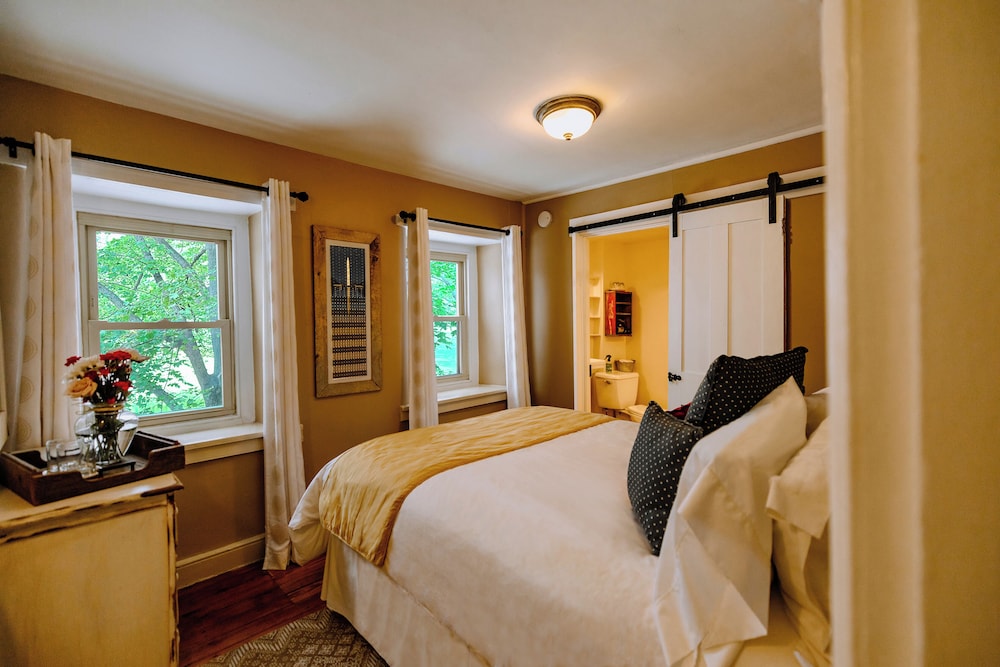 Independence Room (Second Floor, original servant's quarter, winding staircase access)