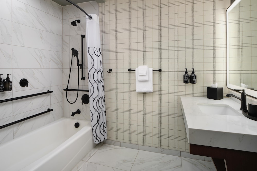 Room, 2 Queen Beds, Accessible, Bathtub (Mobility)