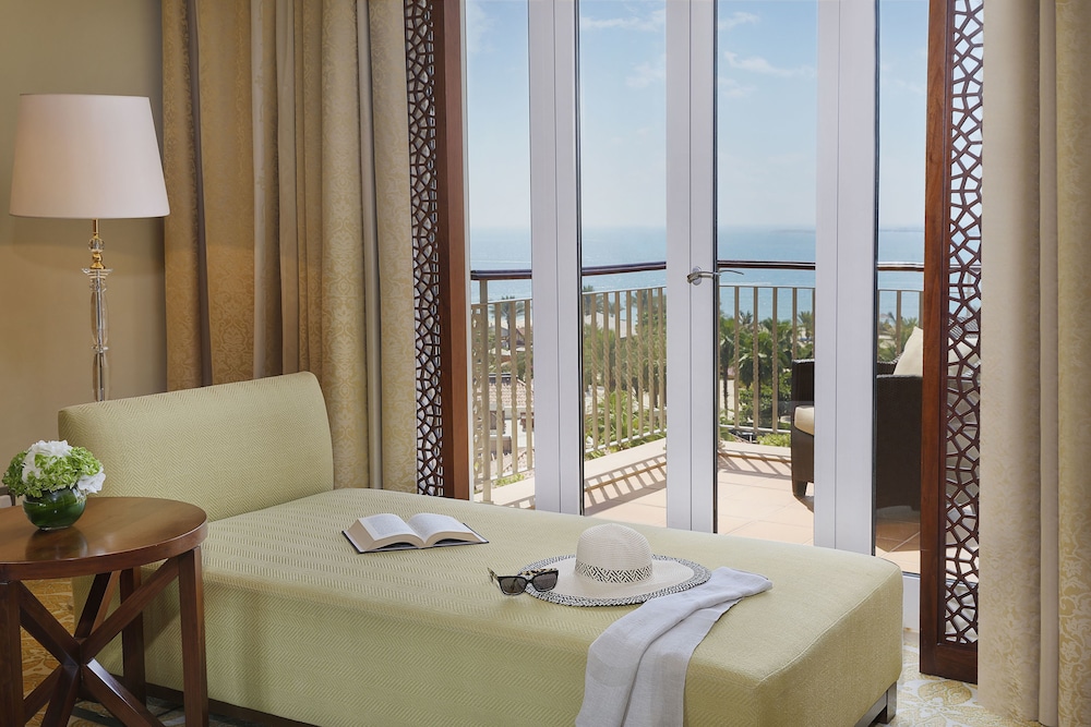 Suite, 1 King Bed, Garden View (Balcony)