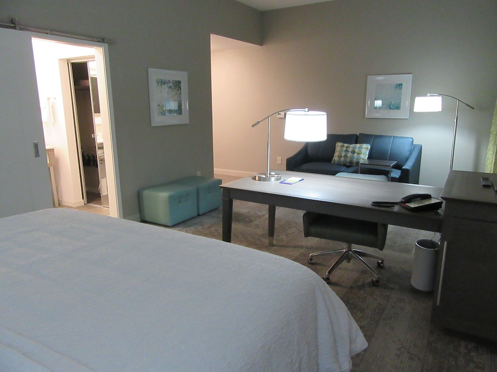 Studio, 1 King Bed, Refrigerator & Microwave (Wet Bar) photo 3