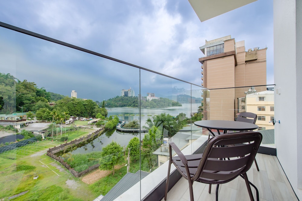 Lake View Family Room with Balcony photo 3