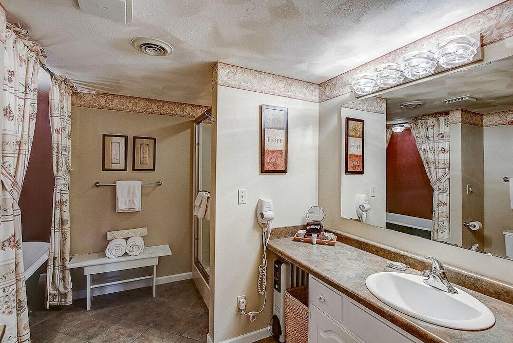 Deluxe Double Room, 1 King Bed, Non Smoking, Fireplace photo 2
