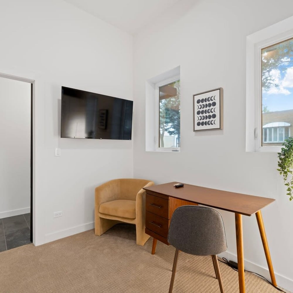 Chic 4-bedroom Haven Designer s Dream Home, Photo 46