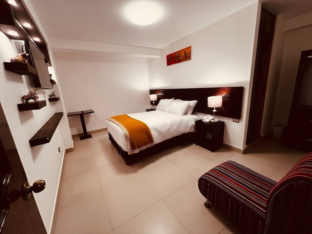 Standard Room, 1 Queen Bed photo 2
