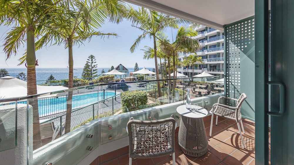 Premium Room, 1 King Bed, Pool View