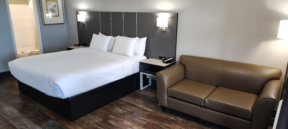 Standard Room, 1 King Bed, Non Smoking, Refrigerator & Microwave photo 1