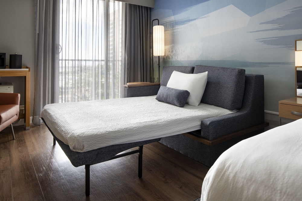 Executive Room, 1 King Bed with Sofa bed, Balcony - Photo 2