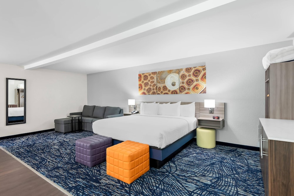 Suite, 1 King Bed, Non Smoking, Hot Tub - Photo 3