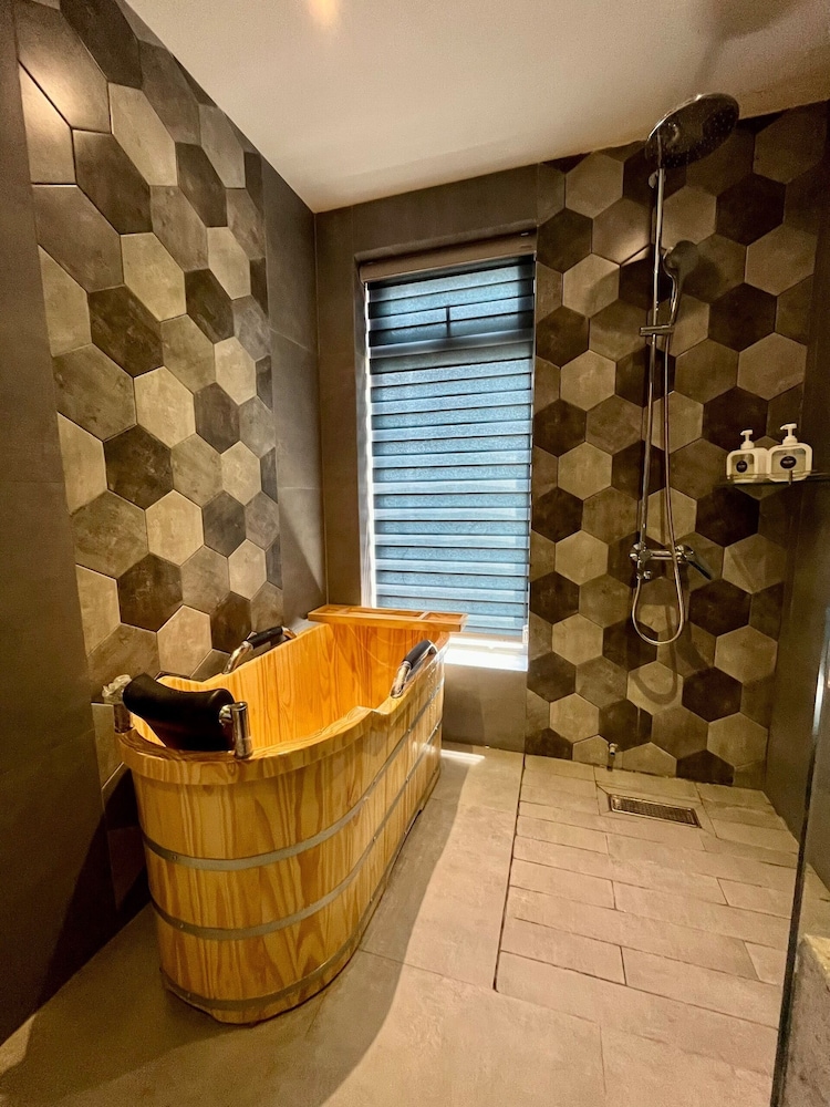 One-Bedroom Suite - Photo 10