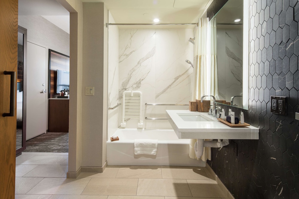 Room, 1 King Bed, Accessible, Bathtub (Partial River View) thumbnail 5