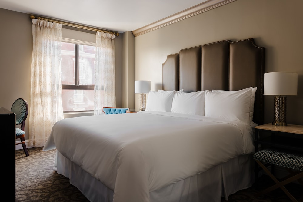 Deluxe Room, 1 King Bed - Photo 1