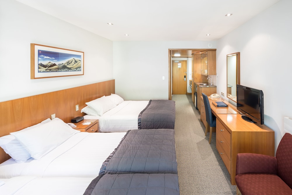 Premium Family Room (1 Queen and 2 Singles) - Photo 2