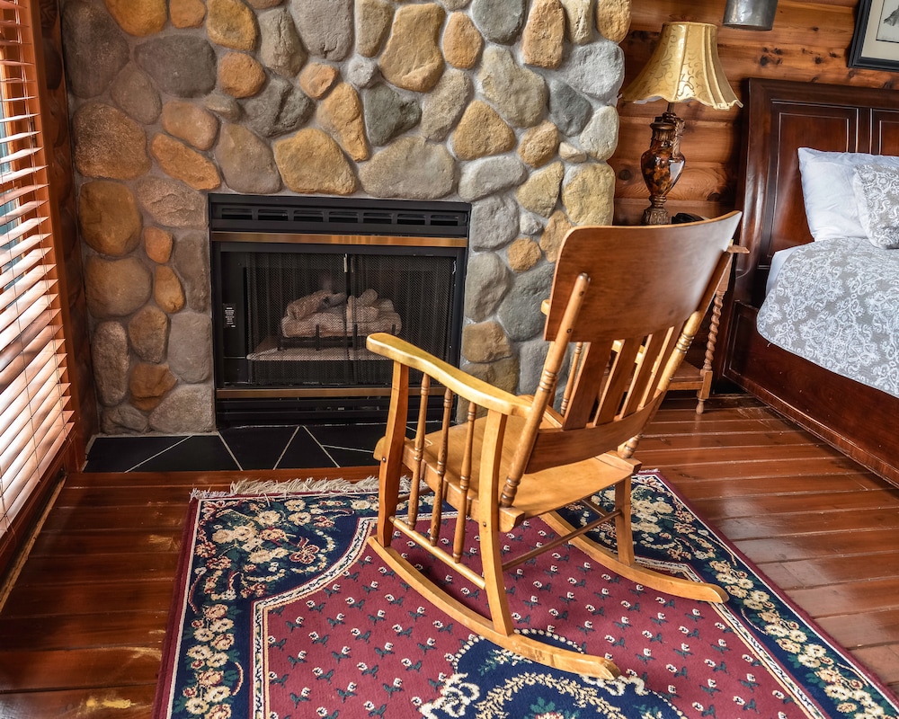 Standard Single Room, 1 King Bed, Non Smoking, Fireplace photo 1
