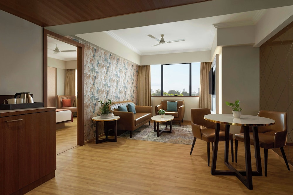 Suite, 1 King Bed, City View - Photo 1