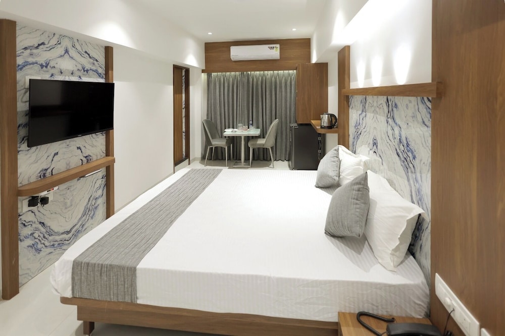 Deluxe Double or Twin Room, City View