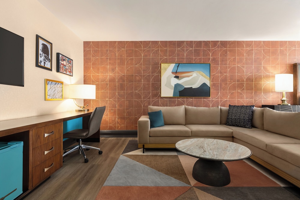 Signature Suite, 1 King Bed, Balcony - Photo 4