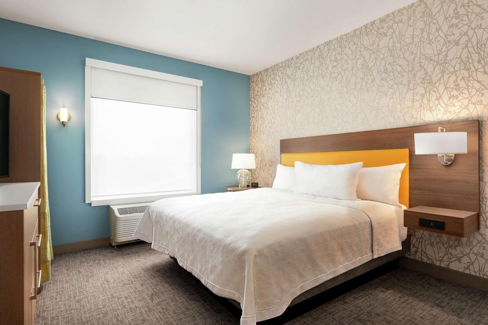 Suite, 1 King Bed with Sofa bed (Mobility & Hearing, Roll-in Shower) - Photo 4