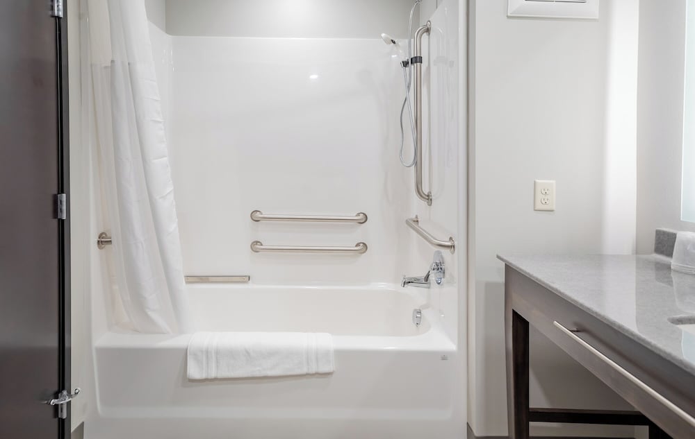 Room, 1 Queen Bed, Accessible photo 3