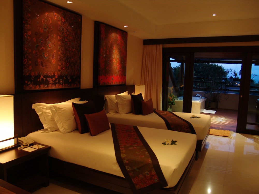 Deluxe Room, Jetted Tub - Photo 4