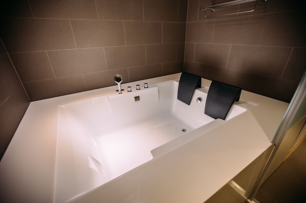 Deluxe Quadruple Room, 2 Double Beds, Bathtub, photo 6