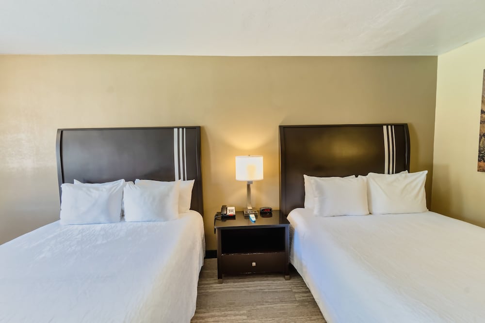 Standard Quadruple Room, 2 Queen Beds, Non Smoking photo 3