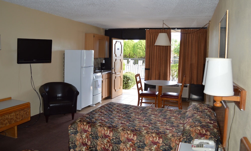 Room, 2 Double Beds, Kitchenette photo 1