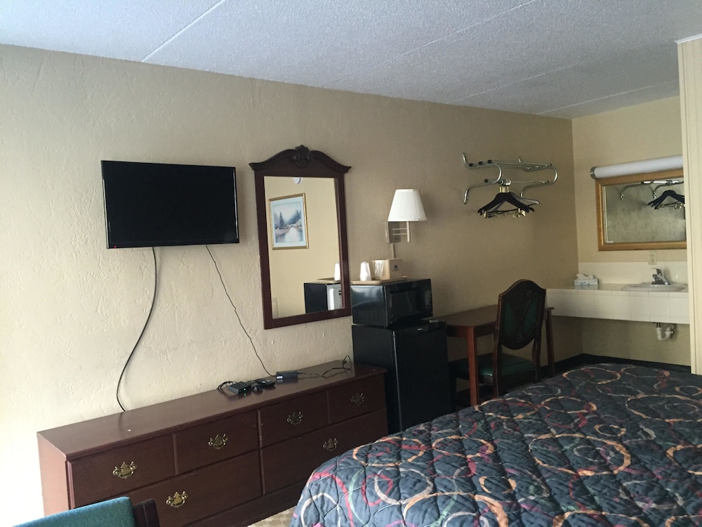 Room, 1 King Bed, Smoking photo 2
